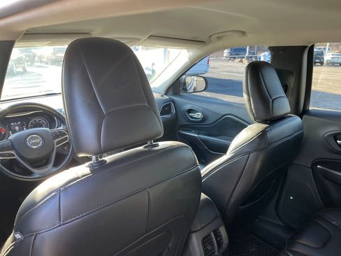 Used 2019 Jeep Cherokee Latitude Plus w/ Cold Weather Group image 9