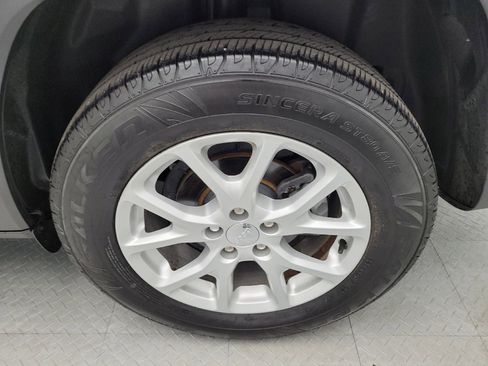 Used 2018 Jeep Cherokee Latitude FWD image 31