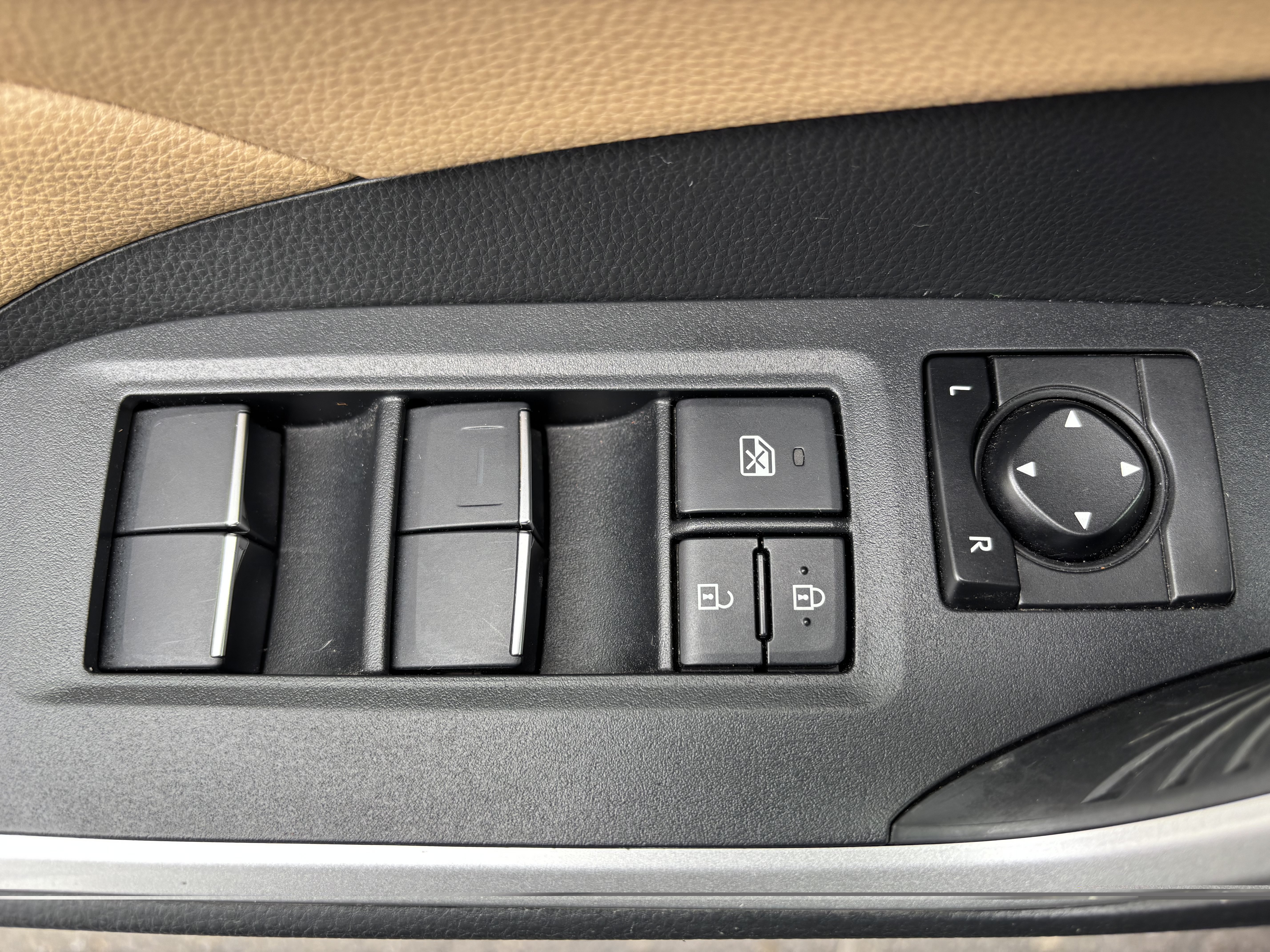 Used 2020 Toyota RAV4 XLE Premium AWD/4WD image 17