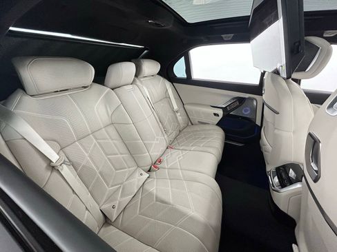 Used 2023 BMW 760i xDrive image 40