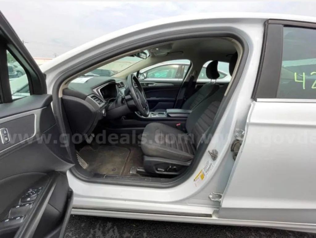 Used 2019 Ford Fusion SE FWD image 13