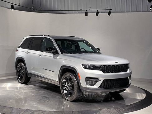 Used 2024 Jeep Grand Cherokee Altitude image 41