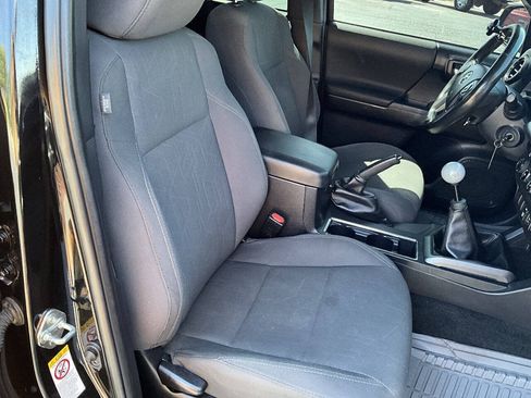 Used 2018 Toyota Tacoma TRD Off-Road AWD/4WD image 12