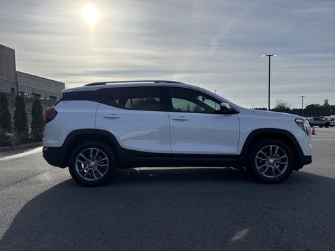 Used 2022 GMC Terrain SLT w/ Infotainment Package II image 11