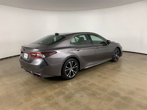 Used 2022 Toyota Camry XSE FWD image 8