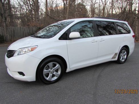 Used 2012 Toyota Sienna LE image 2
