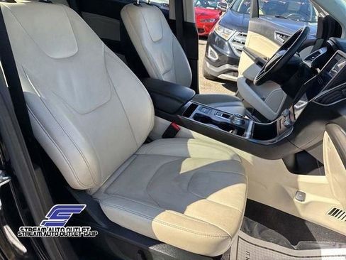Used 2022 Ford Edge Titanium image 43