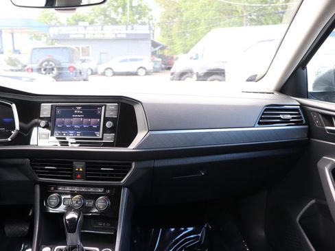 Used 2024 Volkswagen Jetta SE FWD image 18