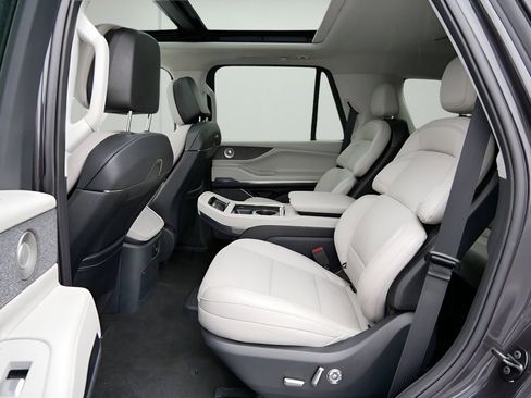 Used 2025 Lincoln Navigator Reserve image 11