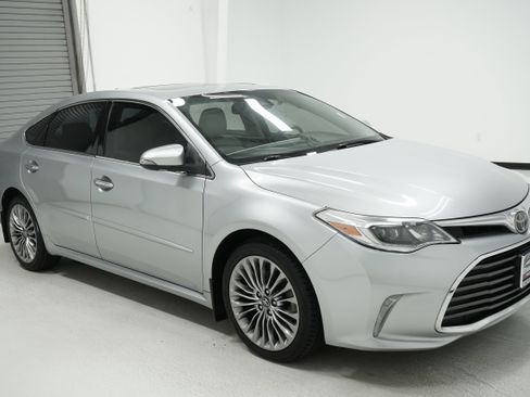 Used 2016 Toyota Avalon Limited image 3