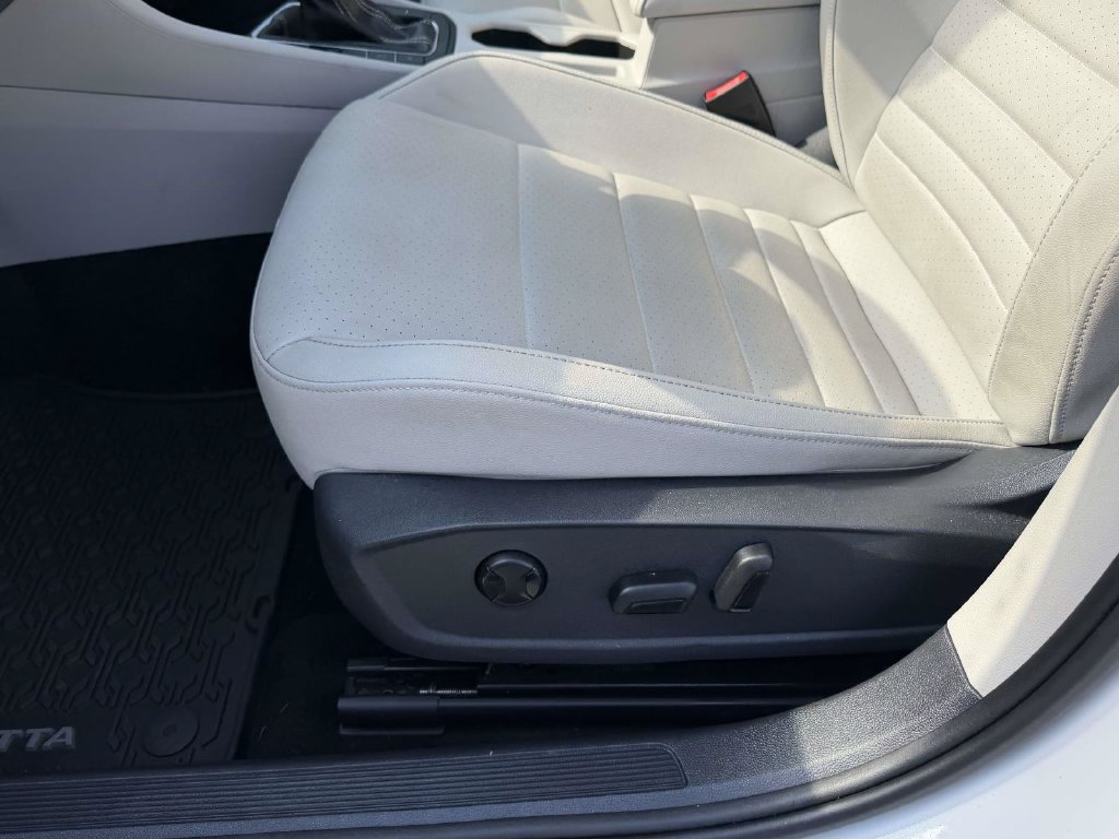 Used 2024 Volkswagen Jetta SE w/ Panoramic Sunroof Package FWD image 17