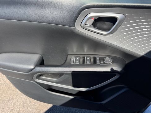 Used 2025 Kia Soul LX w/ LX Technology Package FWD image 18