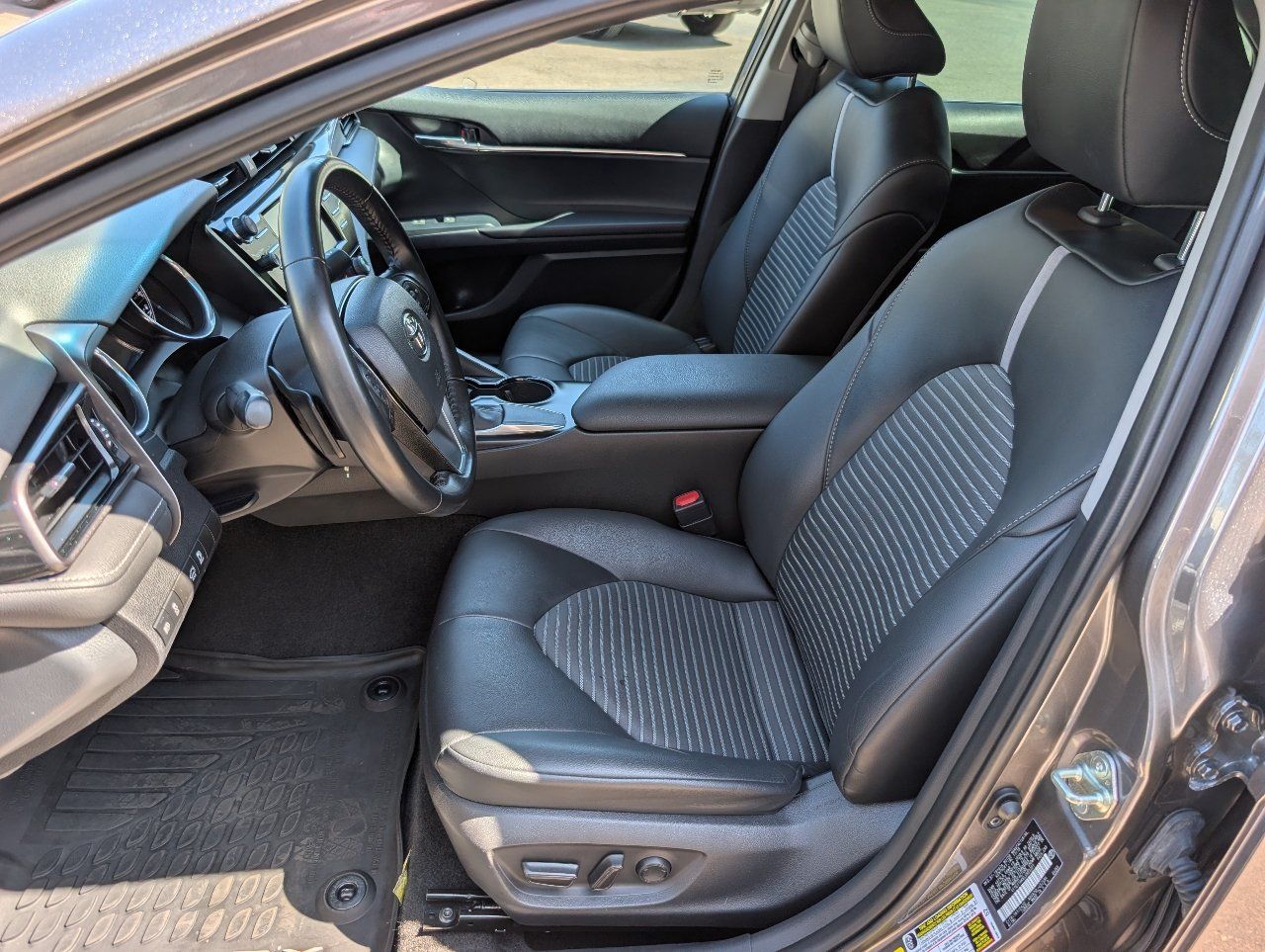 Used 2020 Toyota Camry SE FWD image 2