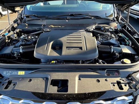 New 2025 Land Rover Discovery Metropolitan Edition image 13