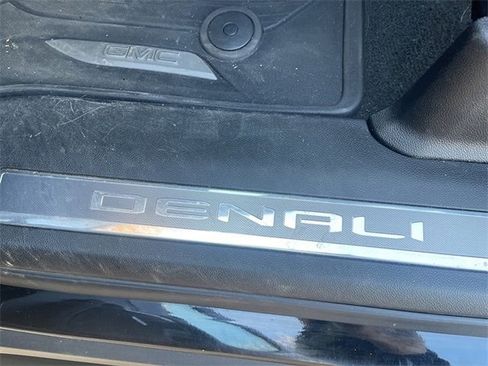 Used 2022 GMC Yukon XL Denali w/ Denali Ultimate Package image 9