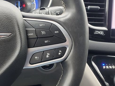 Used 2022 Chrysler Pacifica Touring-L FWD image 16