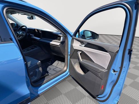 New 2025 Volkswagen Tiguan SE AWD/4WD image 17