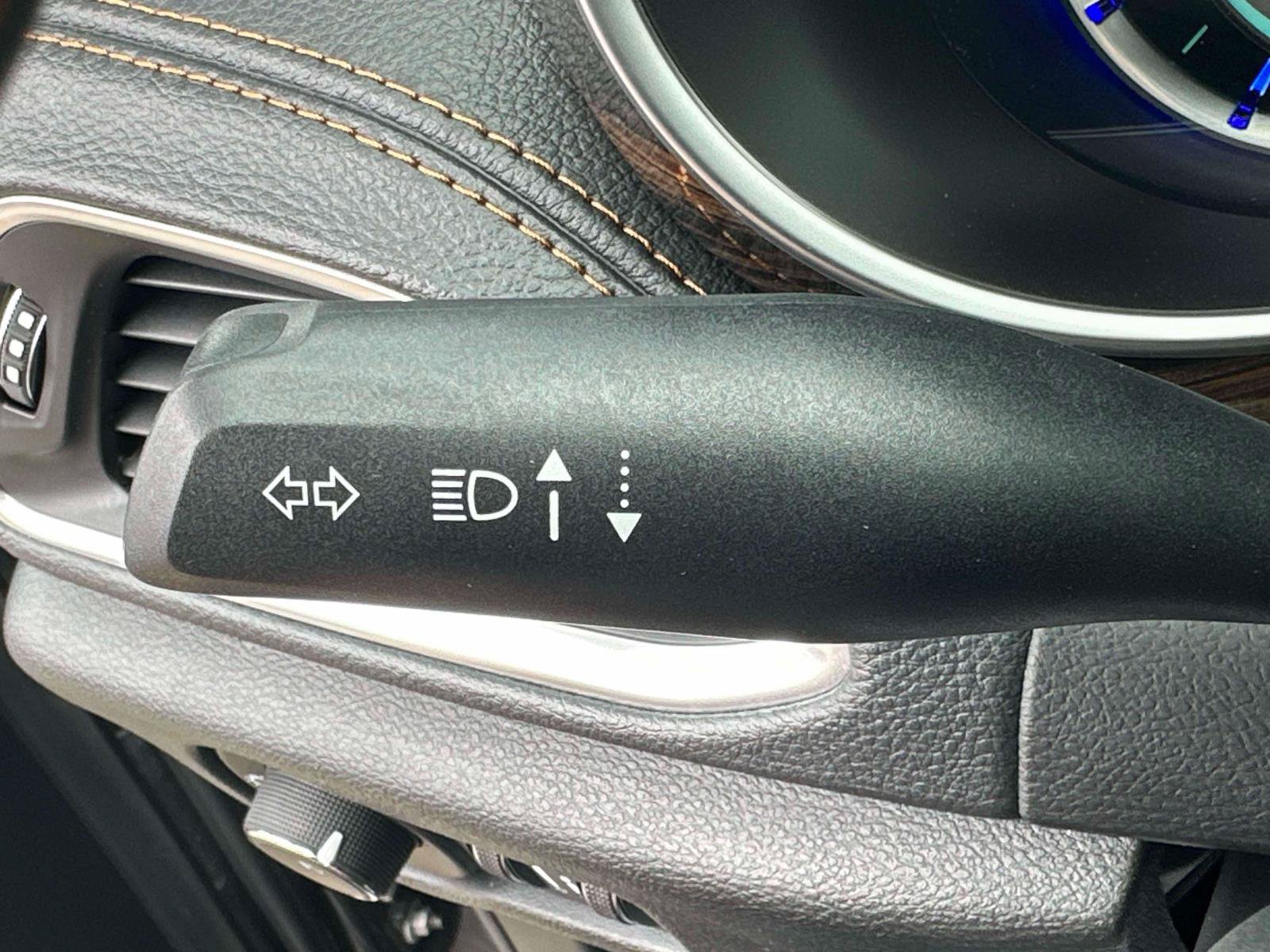 Used 2023 Chrysler Pacifica Pinnacle FWD image 23