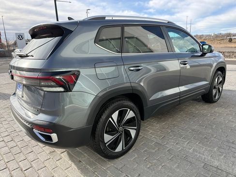 Certified 2025 Volkswagen Taos SE image 7