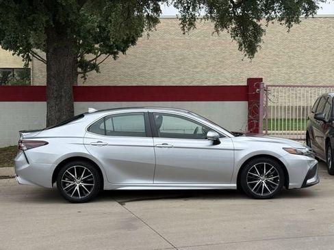 Used 2024 Toyota Camry SE FWD image 3
