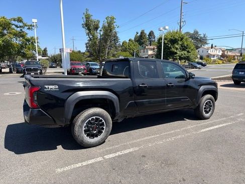 Used 2024 Toyota Tacoma TRD Off-Road w/ TRD Off Road Premium Package AWD/4WD image 4