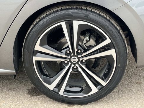 Used 2021 Nissan Sentra SR w/ SR Premium Package image 11