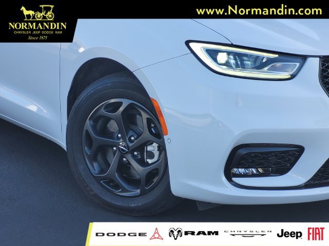 Used 2024 Chrysler Pacifica Limited FWD image 3
