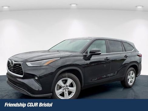 Used 2024 Toyota Highlander LE FWD image 1