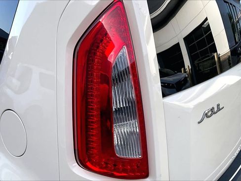 Used 2013 Kia Soul ! w/ Premium Pkg FWD image 26