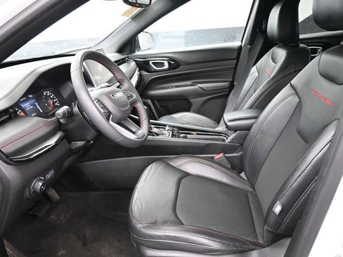 Used 2025 Jeep Compass Trailhawk AWD/4WD image 16