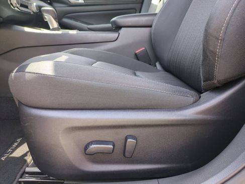 Used 2025 Nissan Altima 2.5 SV FWD image 14