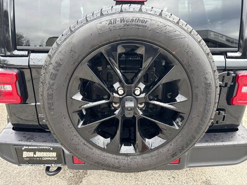 Used 2025 Jeep Wrangler Sahara image 18