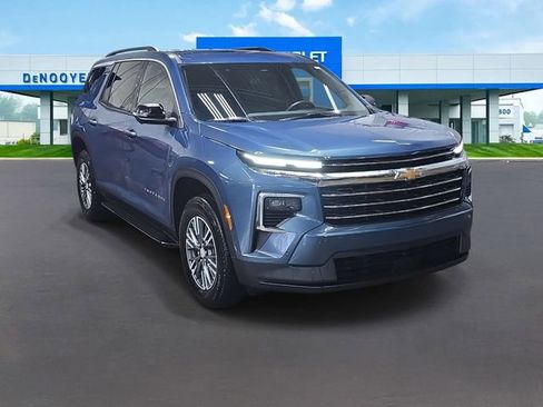 Used 2024 Chevrolet Traverse LT w/ Enhanced Driving Package image 7