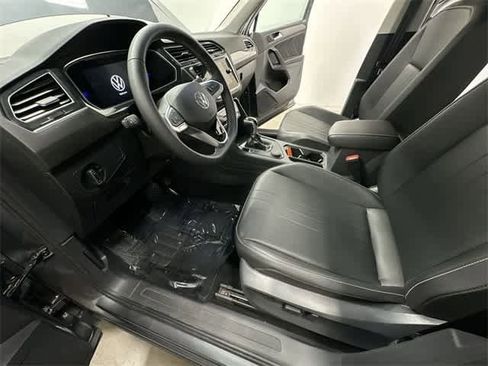 Certified 2022 Volkswagen Tiguan SE image 17