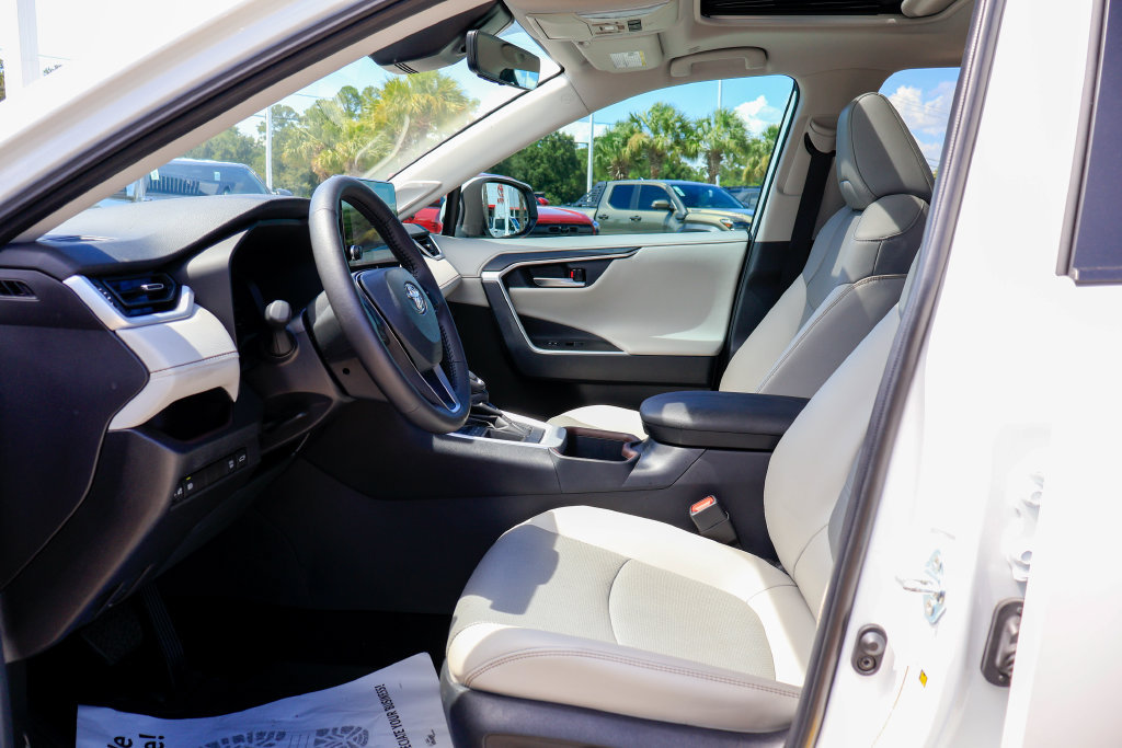 Used 2025 Toyota RAV4 Limited FWD image 9