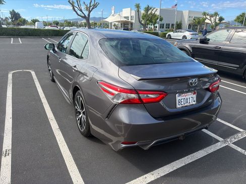 Used 2018 Toyota Camry SE w/ Convenience Package image 4
