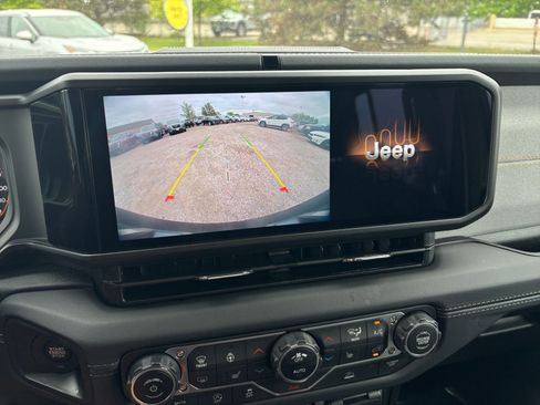 Used 2025 Jeep Wrangler Unlimited Sahara AWD/4WD image 24