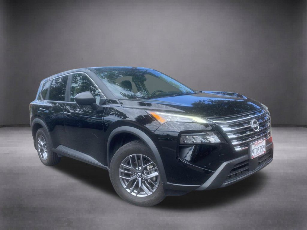 Used 2025 Nissan Rogue S AWD/4WD image 2