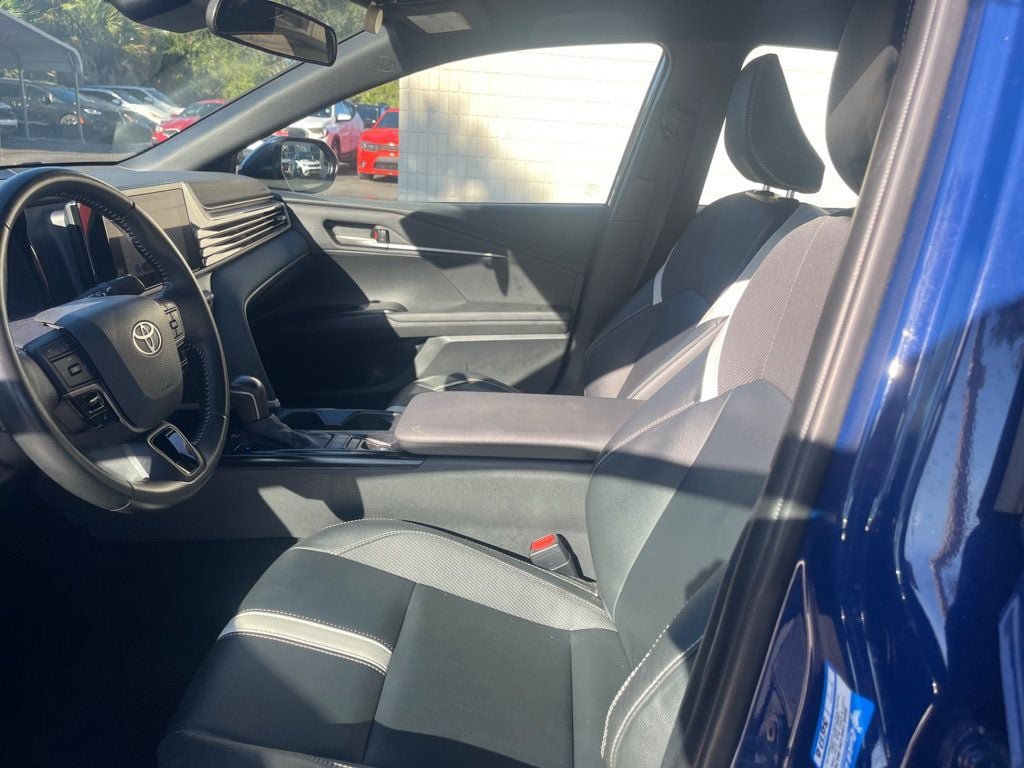Used 2025 Toyota Camry SE FWD image 9