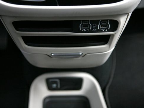 Used 2023 Chrysler Pacifica Touring-L FWD image 27