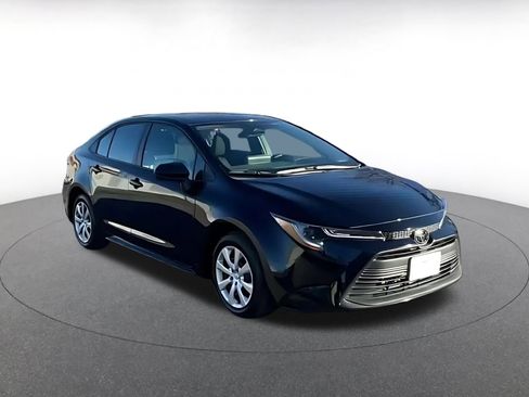 Used 2025 Toyota Corolla LE image 2