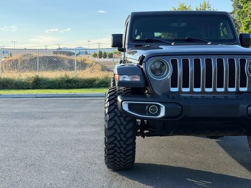 Used 2018 Jeep Wrangler Unlimited Sahara w/ Uconnect 4C Nav & Sound Group AWD/4WD image 4