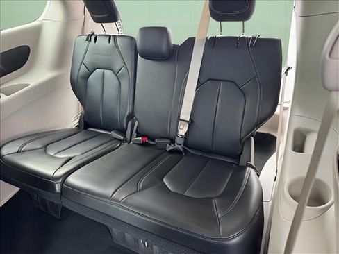 Used 2023 Chrysler Pacifica Touring-L FWD image 12