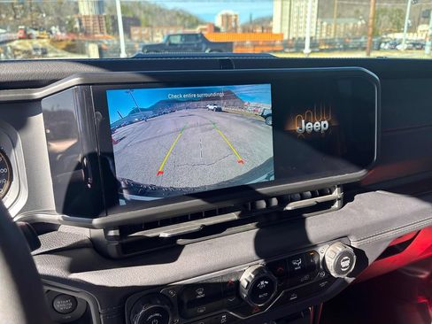 Used 2024 Jeep Wrangler Unlimited Rubicon image 16