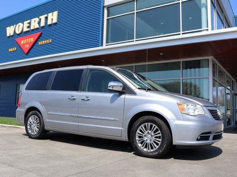 Used 2014 Chrysler Town & Country Touring-L w/ Driver Convenience Group image 1