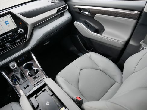 Used 2022 Toyota Highlander Limited image 11