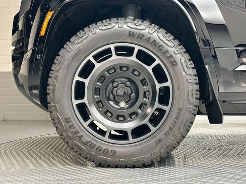 New 2026 Land Rover Defender 110 OCTA AWD/4WD image 13