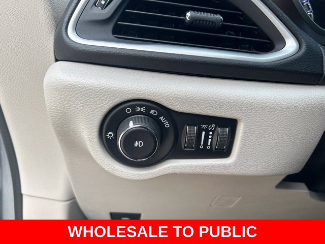 Used 2017 Chrysler Pacifica Touring-L FWD image 21