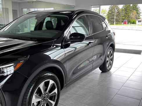 Used 2024 Ford Escape Platinum AWD/4WD image 2