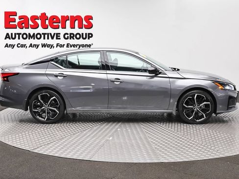 Used 2023 Nissan Altima 2.5 SR FWD image 3